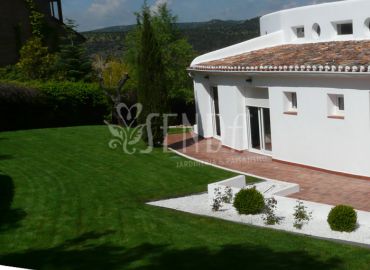 Diseño de jardín con pradera de césped, vegetación estructurada y vistas al paisaje